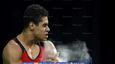 صورة.. كوميديا محمد إيهاب لحظة استلام برونزية الأولمبياد