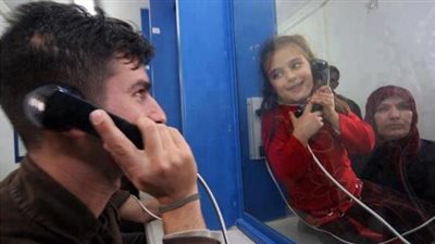 الاحتلال يمنع طفلة فلسطينية من زيارة والدها المعتقل