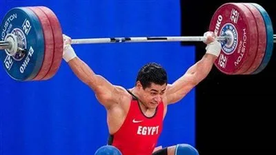 تعرف على وظيفة والد ووالدة بطل الأولمبياد المصري  