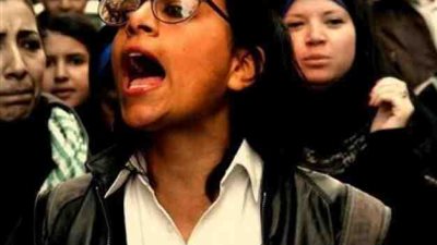 ماهينور المصري تصل مديرية أمن الإسكندرية لانهاء اجراءات الإفراج عنها