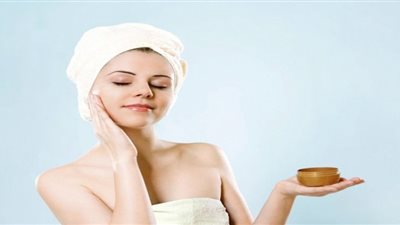 حيل تجميلية لإخفاء بقع الشيخوخة عن الجلد