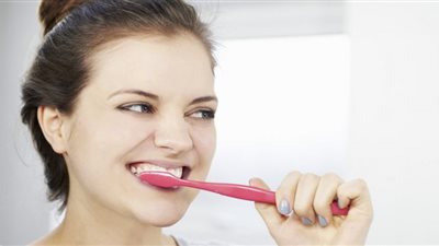 دراسة: تنظيف الأسنان يقي من الإصابة بسرطان الأمعاء