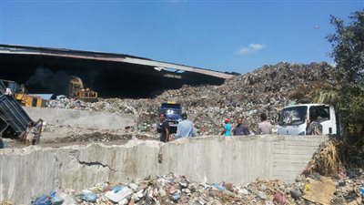 وزارة البيئة تواصل رفع أطنان القمامة من المقلب الوسيط بغرب الإسكندرية (صور)