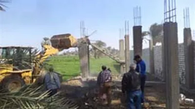 إزالة 4 منازل و5 دشم تعديات على أراضي زراعية بمركز أسيوط