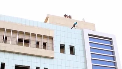 داعش يعدم  عراقيًا رميًا من أعلى سطح مبنى بالموصل 