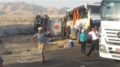 إصابة 20 مواطن في حادث تصادم أتوبيس بسيارة نقل بالسويس (صور)