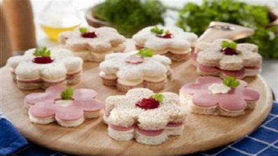 طريقة بسيطة لعمل زهرات التوست المحشية