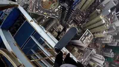 مغامر يتزلج على حافة ناطحة سحاب شاهقة