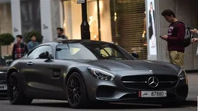  سيارات العرب الفاخرة تثير ضجة عارمة في شوارع العاصمة لندن