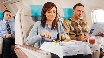 9 أطعمة تجنبها قبل الصعود إلى الطائرة