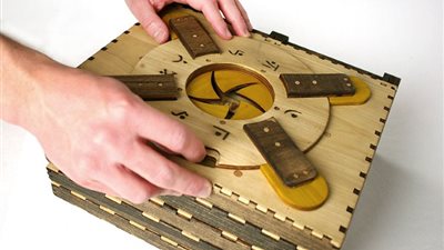 كتاب لن يسمح لك بقراءته إلا بعد حل ألغاز صفحاته!