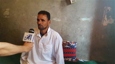 سجدة شكر لله من العائدين من ليبيا بعد عودتهم للوطن بالفيوم.. (صور)