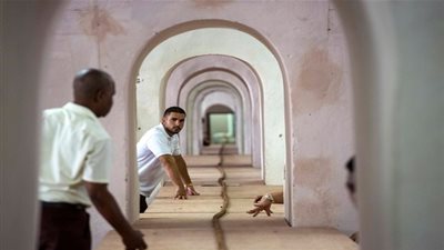 صانع سيجار كوبي يهدي الزعيم أطول سيجارة في العالم (صور)