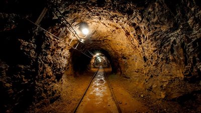  باحثون يتوصلون الي قطار مدفون يحتوي على كنزا جمعه النازيون في بولندا  