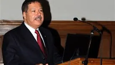 السفارة المصرية في بيروت تتلقي العزاء في العالم الراحل أحمد زويل 