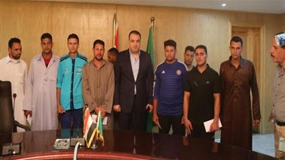 محافظ الفيوم يستقبل المصريين المختطفين العائدين من ليبيا ويمنحهم مساعدات مالية