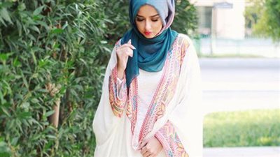 للمحجبات.. قواعد ارتداء الملابس ذات الأكتاف المتساقطة 