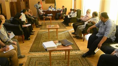 اجتماع محافظ الفيوم مع رؤساء مجالس المدن لرفع كفاءة النظافة