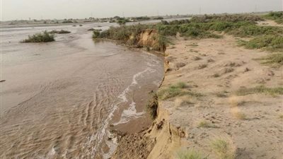 مياه وادي بيش تجرف رفات الموتى بمقبرة قرية الجارة