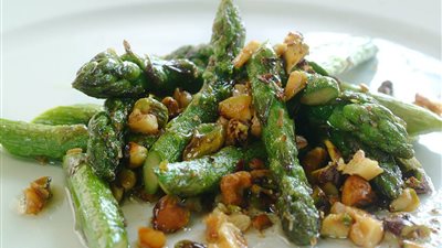 طريقة عمل الهليون المطبوخ مع المكسرات