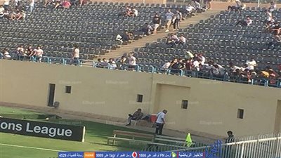 بالصور.. جماهير الزمالك تبدأ دخول بتروسبورت