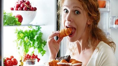 4 أطعمة تجنبي تناولها قبل النوم