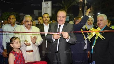 محافظ بني سويف يفتتح معرضا للأدوات المدرسية بأسعار مخفضة (صور)