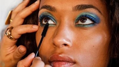 مكياج العيون باللون الأزرق يجتاح عروض الموضة خلال صيف 2016