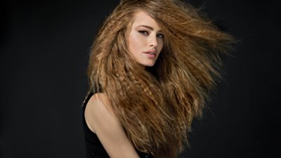 علاجات طبيعية للتخلص من تجاعيد الشعر