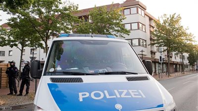 ألماني يقضي ليلة فوق الشجرة مع طائرته