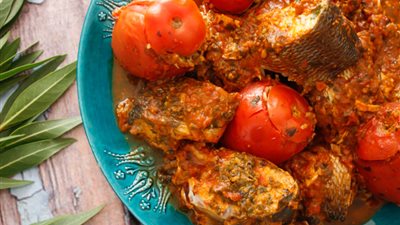 طريقة عمل طاجن سمك بالطماطم والارز