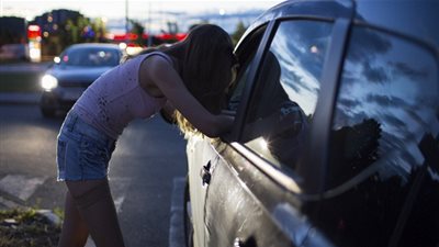 أم ترغم طفلتها على ممارسة الدعارة .. والسبب صادم