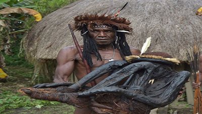  قبيلة إندونيسيّة تمارس طقوساً غريبة لتكريم موتاها عبر تحنيطهم بالدخان (صور)