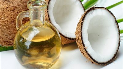  فوائد ذهبية لزيت جوز الهند في تنعيم الشعر