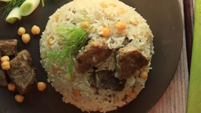 طاجن الأرز باللحم والبصل الأخضر   