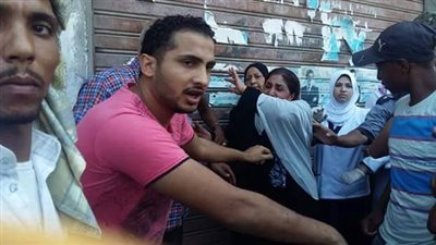 التعدي بالضرب على سيدة منتقبة حاولت سرقة 40 ألف جنيه من مكتب بريد بالإسكندرية (صور)