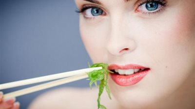 10 عادات تعيد جمال بشرتك وترطيبها  