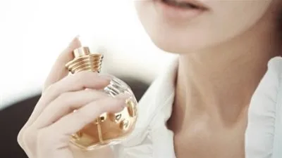تعرفي على خطورة رش العطر على الرقبة