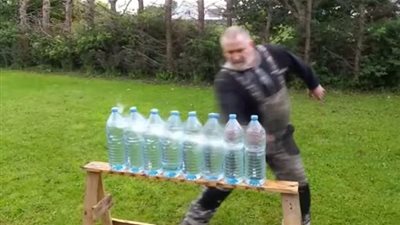 شاهد أقوى وأحد سكين في العالم (فيديو)