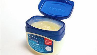 الفازلين.. السر الحقيقي خلف جمال النجمات