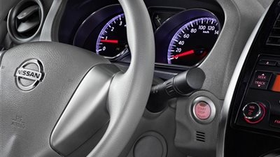  أسرع عداء في العالم يروج لسيارة نيسان الجديدة