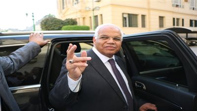 وزير النقل يتفقد ميناء 