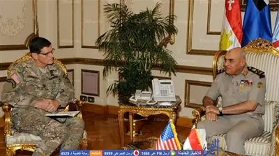 وزير الدفاع ورئيس الأركان يلتقيان قائد القيادة المركزية الأمريكية