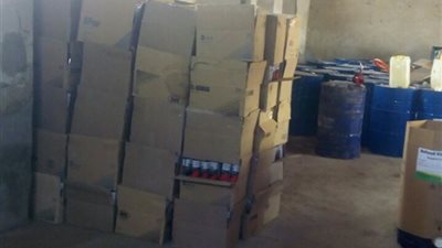 ضبط موظف بشركة للخدمات البترولية في الدقهلية اتخذ أحد مزارع الدواجن لتعبئة زيوت سيارات مجهولة 