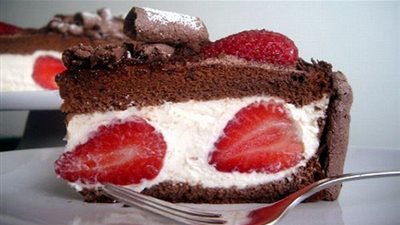 طريقة تحضير كيك الشوكولاتة المحشو بالفراولة والكريمة اللذيذة