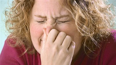 تعرفي على اضرار حبس العطسة وتاثيرها على جسمك 