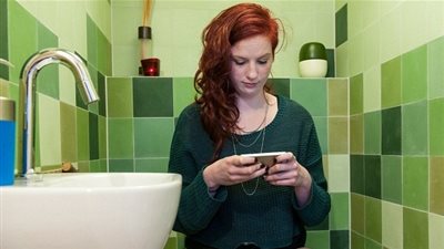 تعرف على الشروط الصحية لاستخدام الهاتف المحمول داخل الحمام