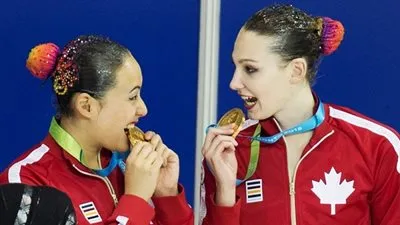 سر عض أبطال الأولمبياد الدائم على ميدالياتهم