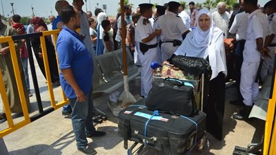 مطار القاهرة الدولي يستقبل أول فوج من الحجاج..(صور)