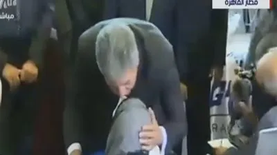 شاهد.. وزير الطيران يقبل رأس أكبر الحجاج سنًا.. (فيديو)